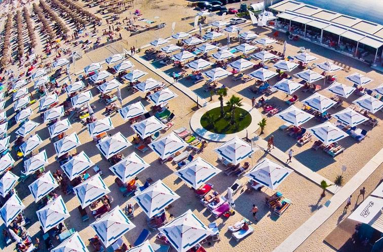Beach bars and modern lounge bars in Mamaia